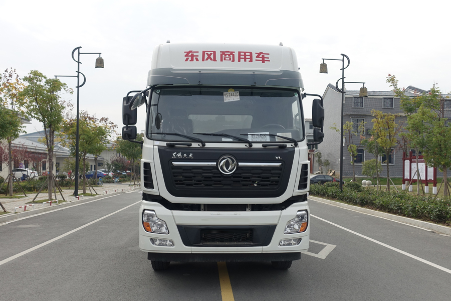 新款银灰色东风天龙全液压44方散装饲料运输车